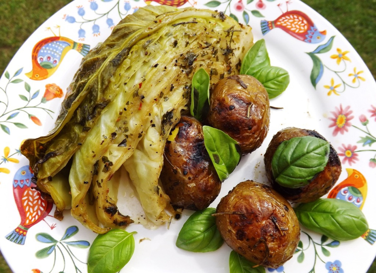grillowana_kapusta_i_ziemniaki_z_pasta_warzywna