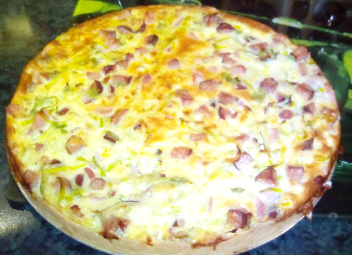 Tarta z kiełbasą, boczkiem i porem