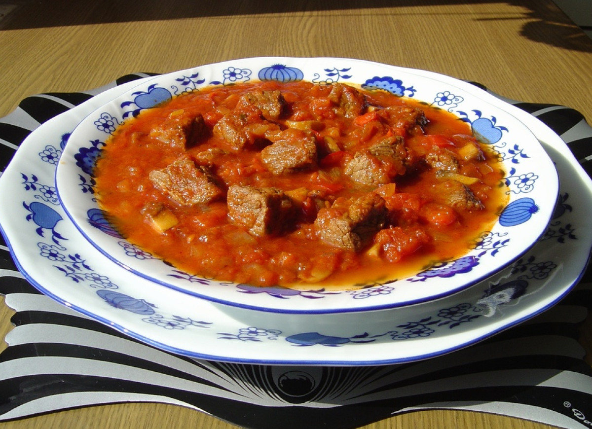 Pikantna Zupa Gulaszowa z Pieczarkami