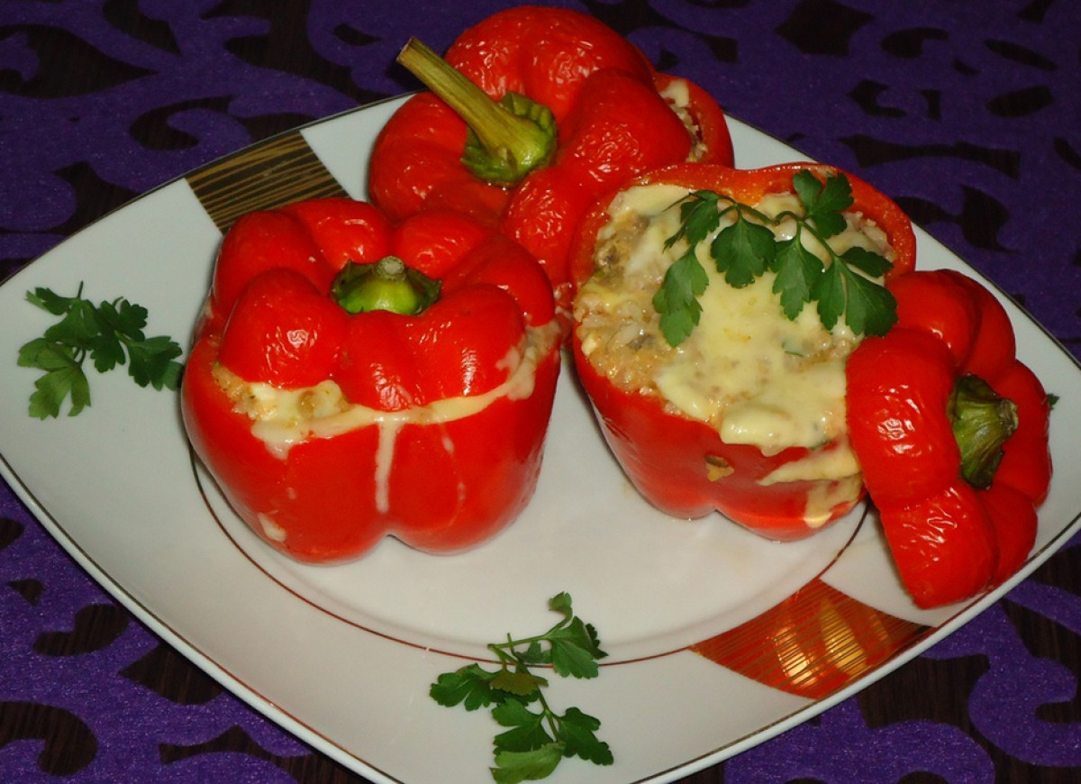 Papryka faszerowana mięsem, pieczarkami i serem feta