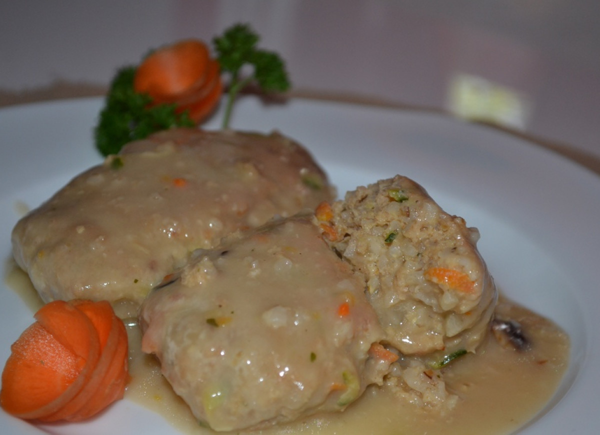 Kotlety mielone z kaszą i warzywami w sosie