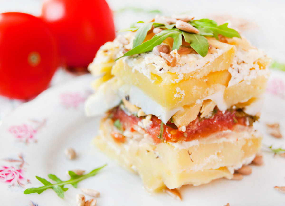 Zapiekanka z ziemniaków, pomidorów, jajek i rukoli