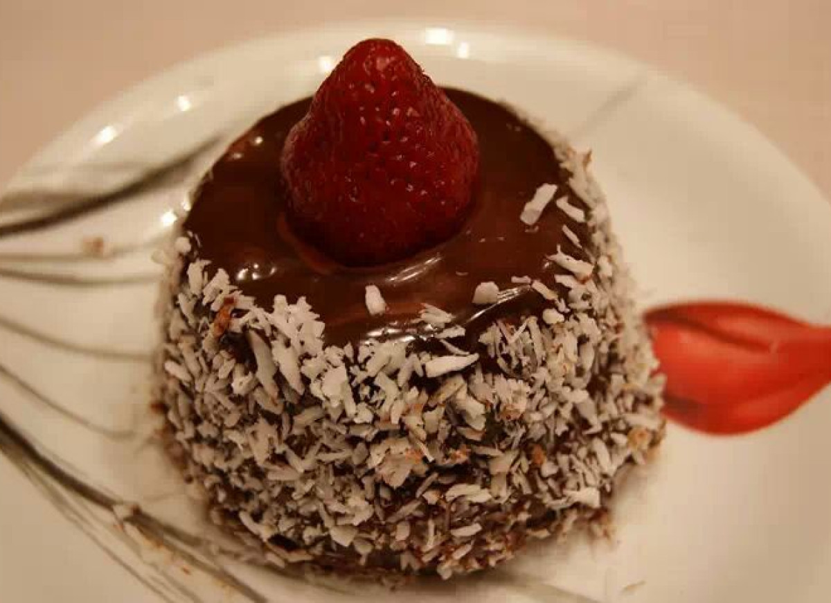 Torcik czekoladowy z kremem czekoladowym i truskawkami