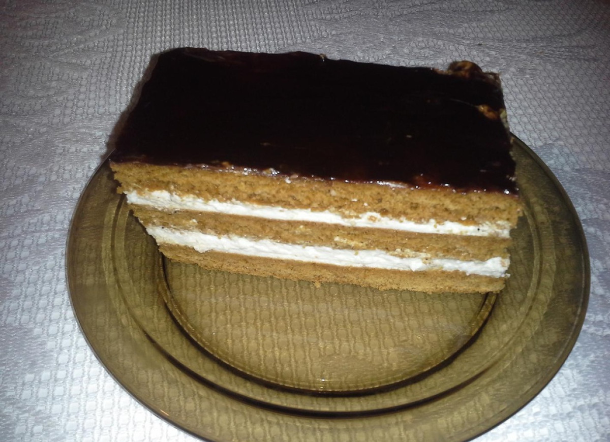 Piernik z kremem śmietankowym