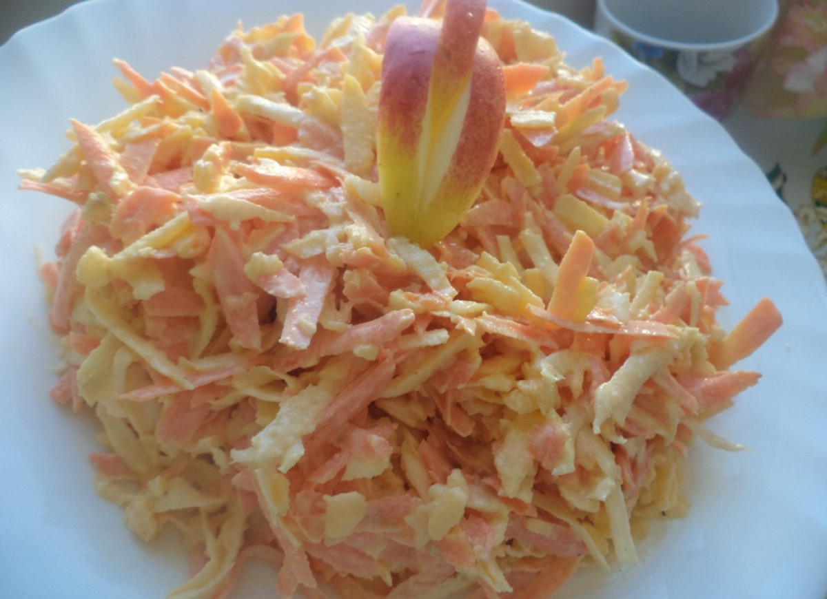 Surówka z marchewki, selera i jabłka