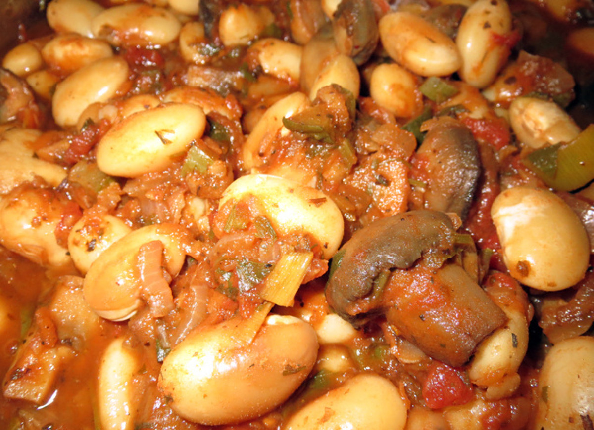 Fasola z pieczarkami w sosie pomidorowym