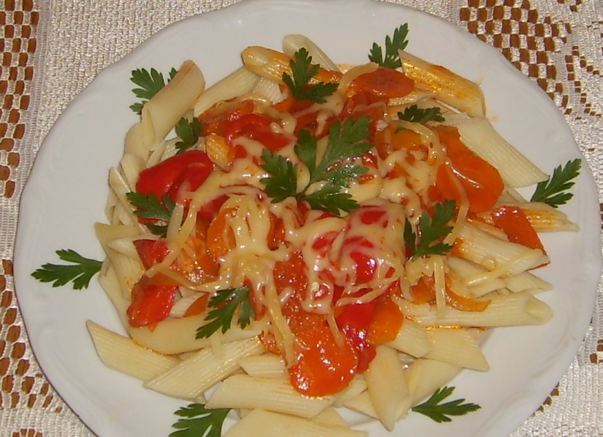 Makaron z sosem paprykowym