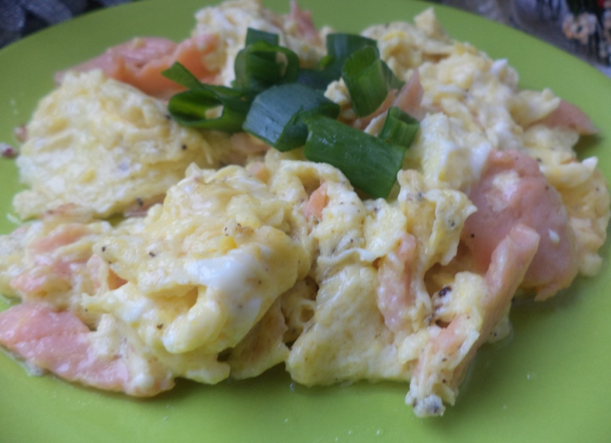 Jajecznica z wędzonym łososiem