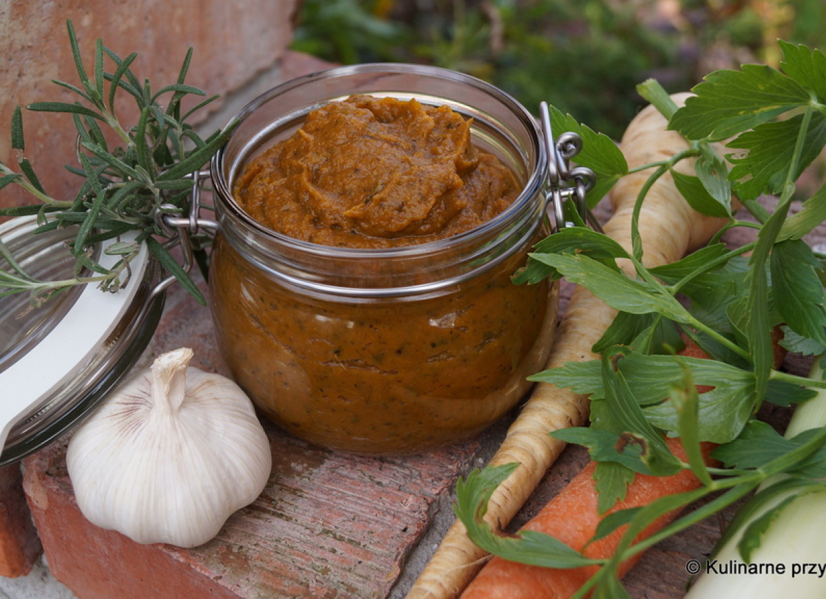 Domowa warzywna pasta bulionowa