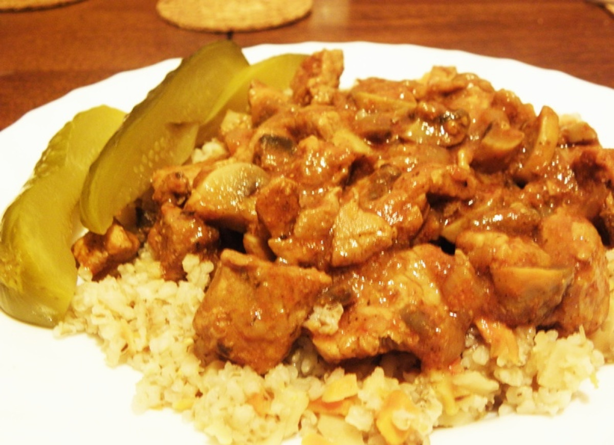 Potrawka z kurczaka i pieczarek.