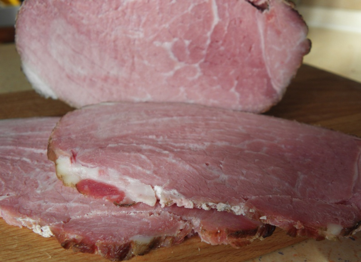 Parzona szynka uwędzona.