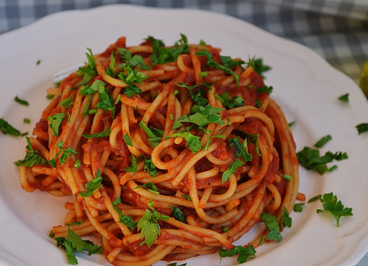 Proste spaghetti z sosem pomidorowym