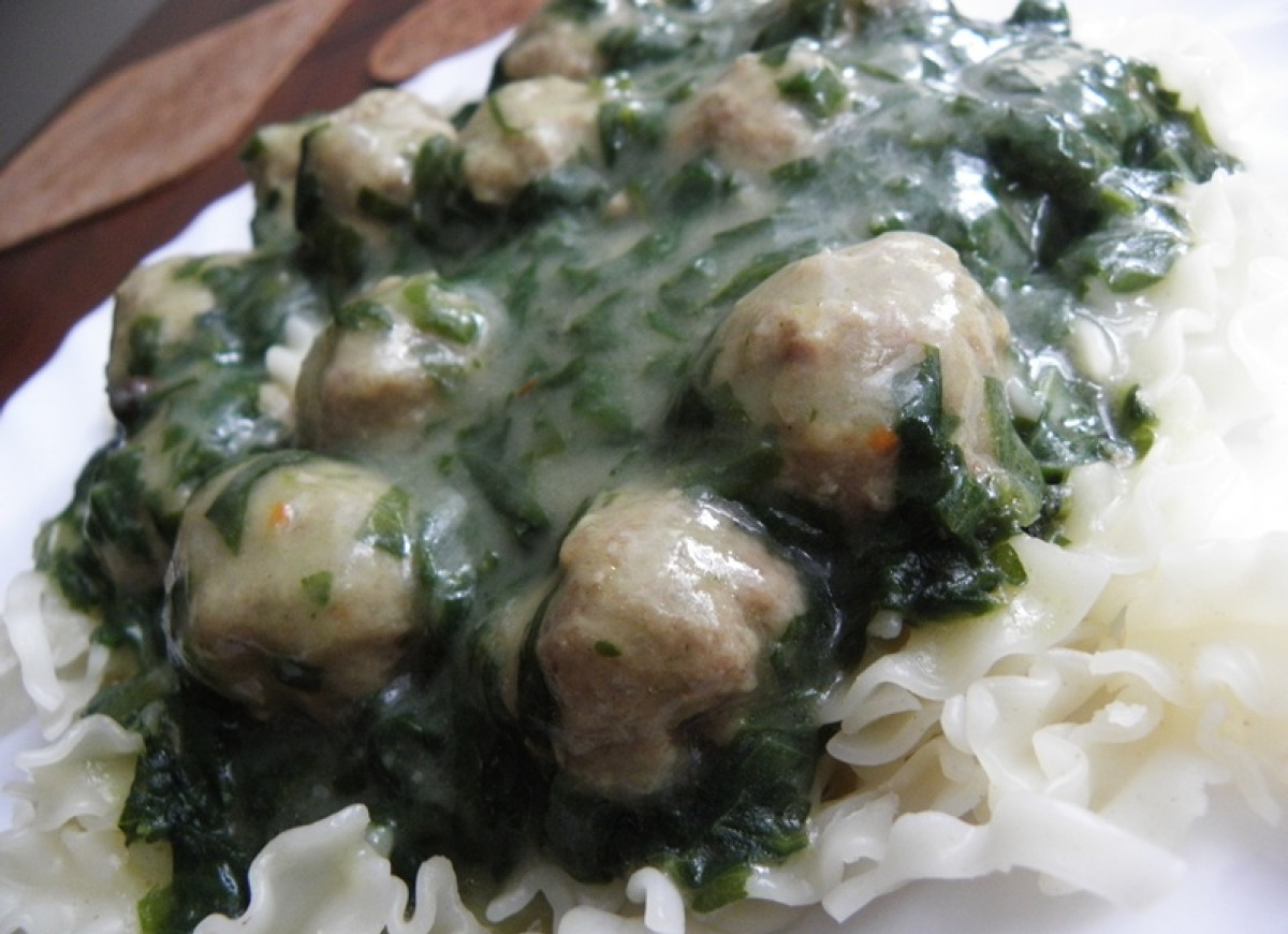 Pulpeciki z sosie szpinakowym.