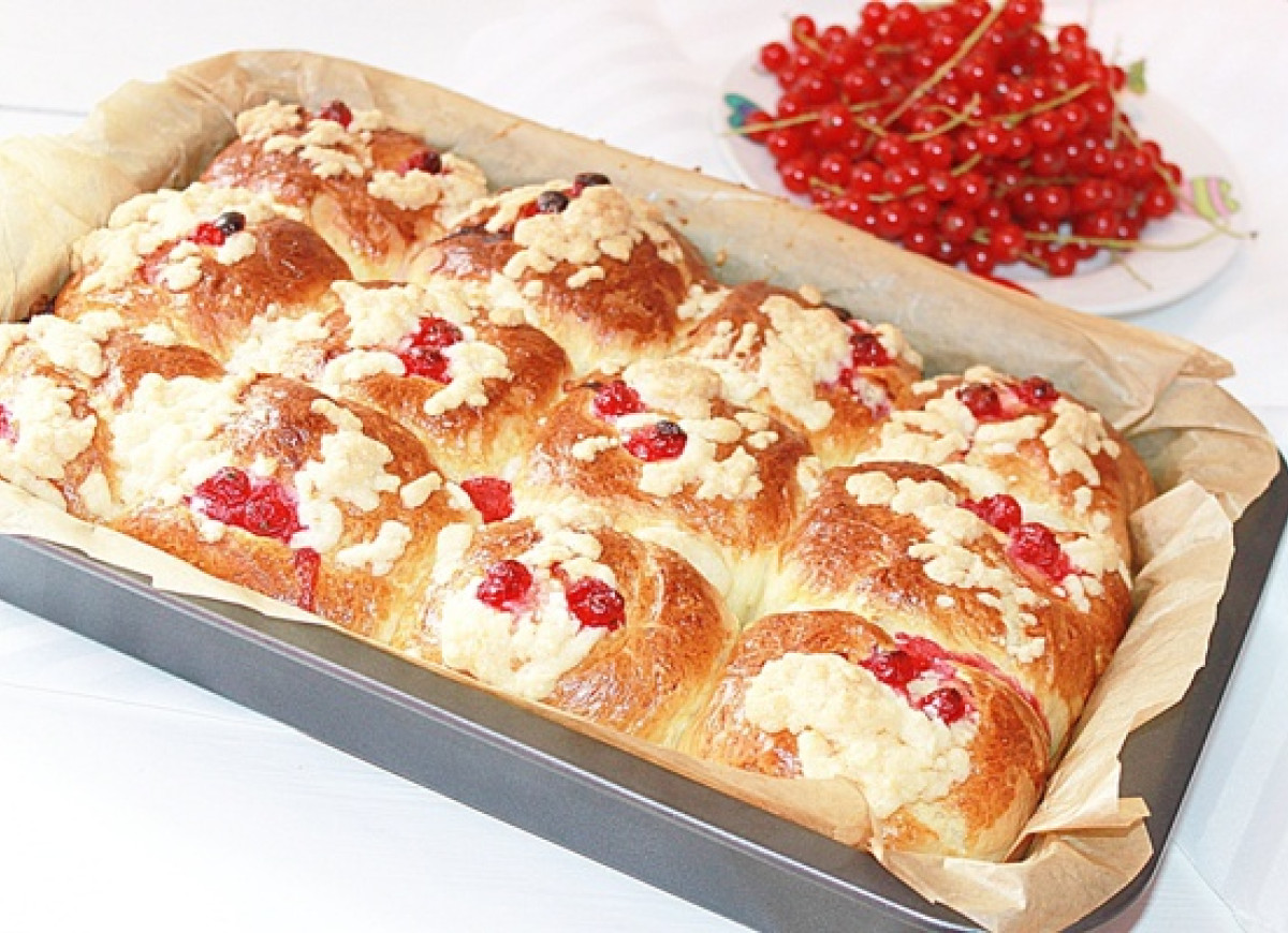 Drożdżówki rwane z porzeczkami i kruszonką