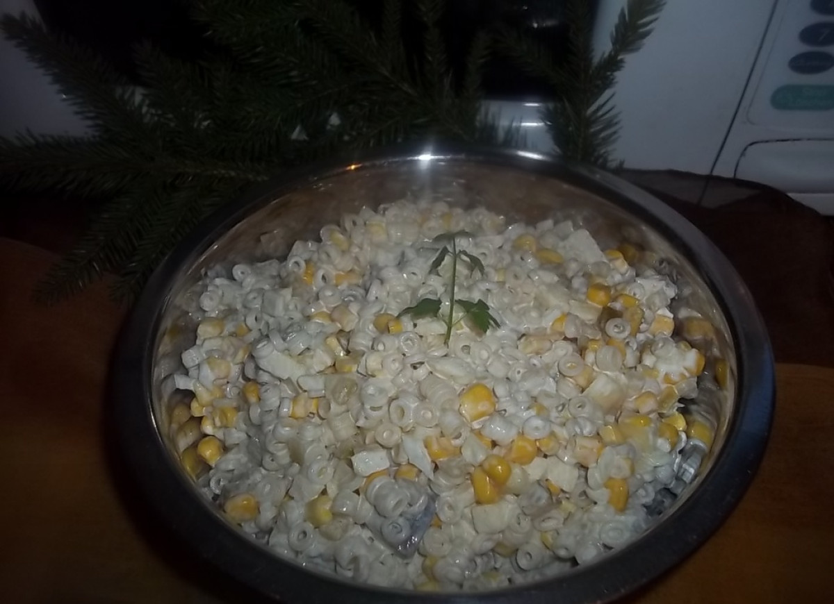 Makaronowa sałatka ze śledziem