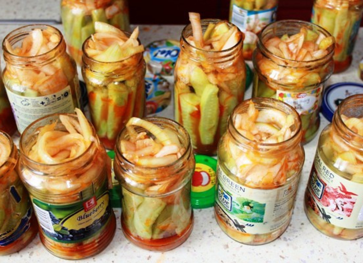 Ogórki w zalewie pomidorowej