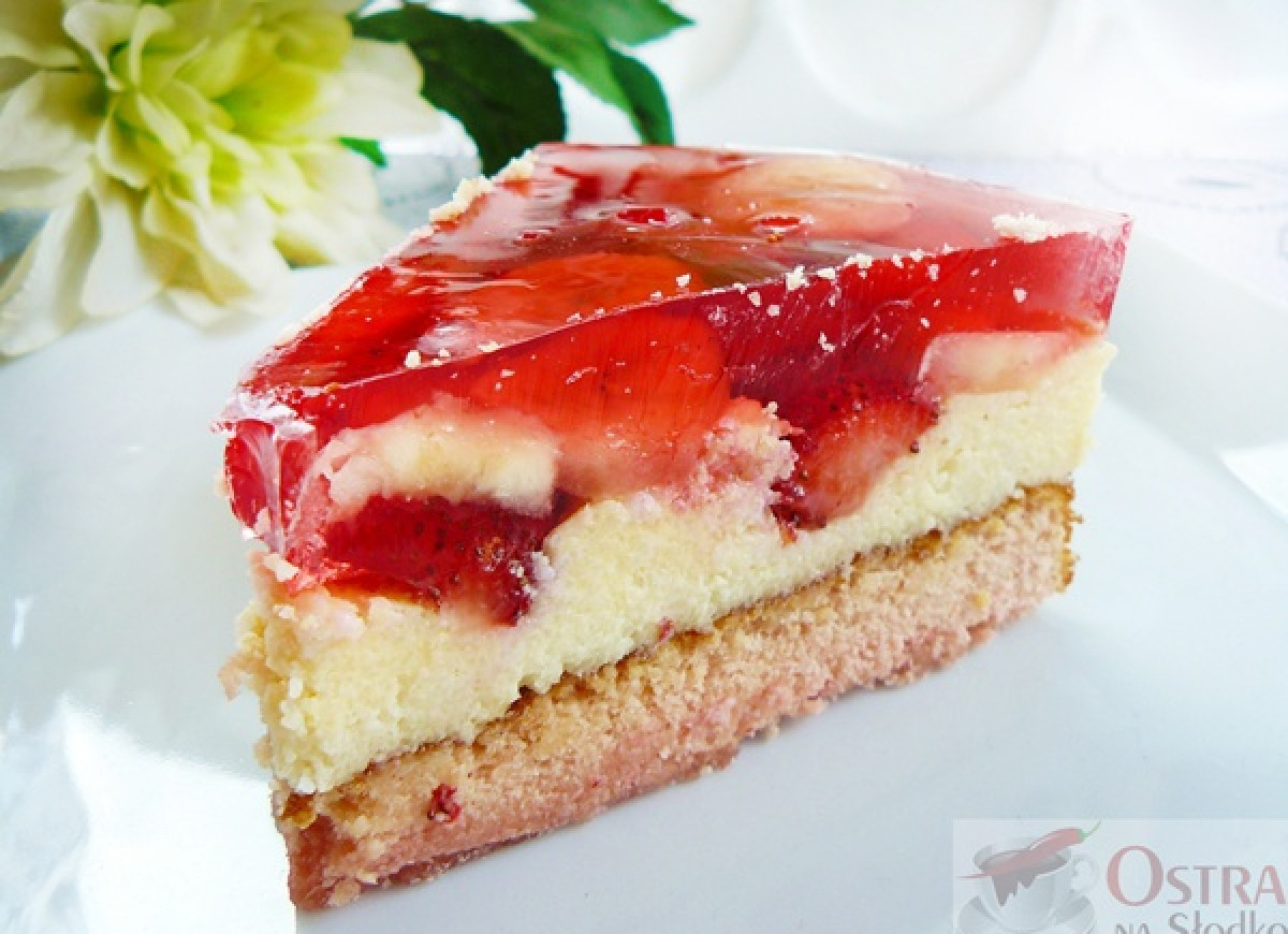 Torcik truskawkowy z kaszy manny z galaretką