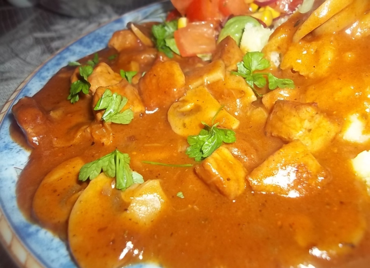 Gulasz z cebulą i pieczarkami