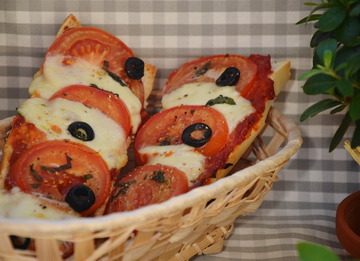 Zapiekane ciabatty z mozzarellą i pomidorami