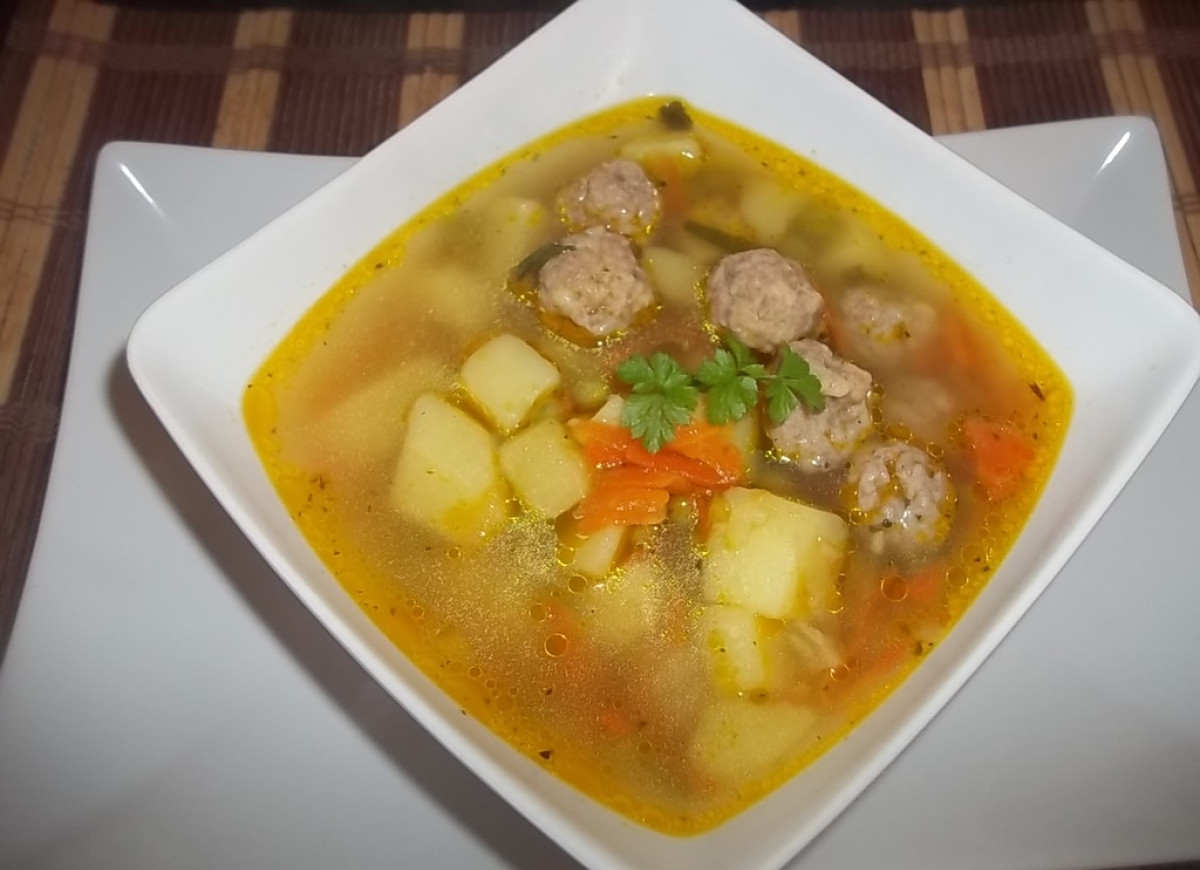 Lekka zupa z mięsnymi kuleczkami