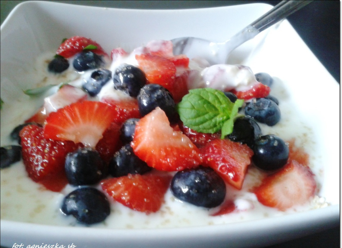 na śniadanie jogurt z owocami
