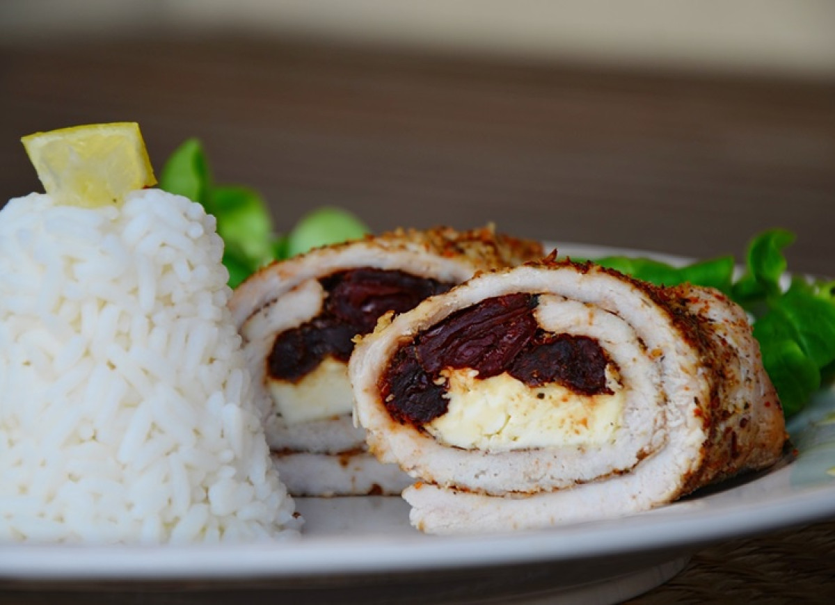 Roladki z indyka z fetą i suszonymi pomidorami