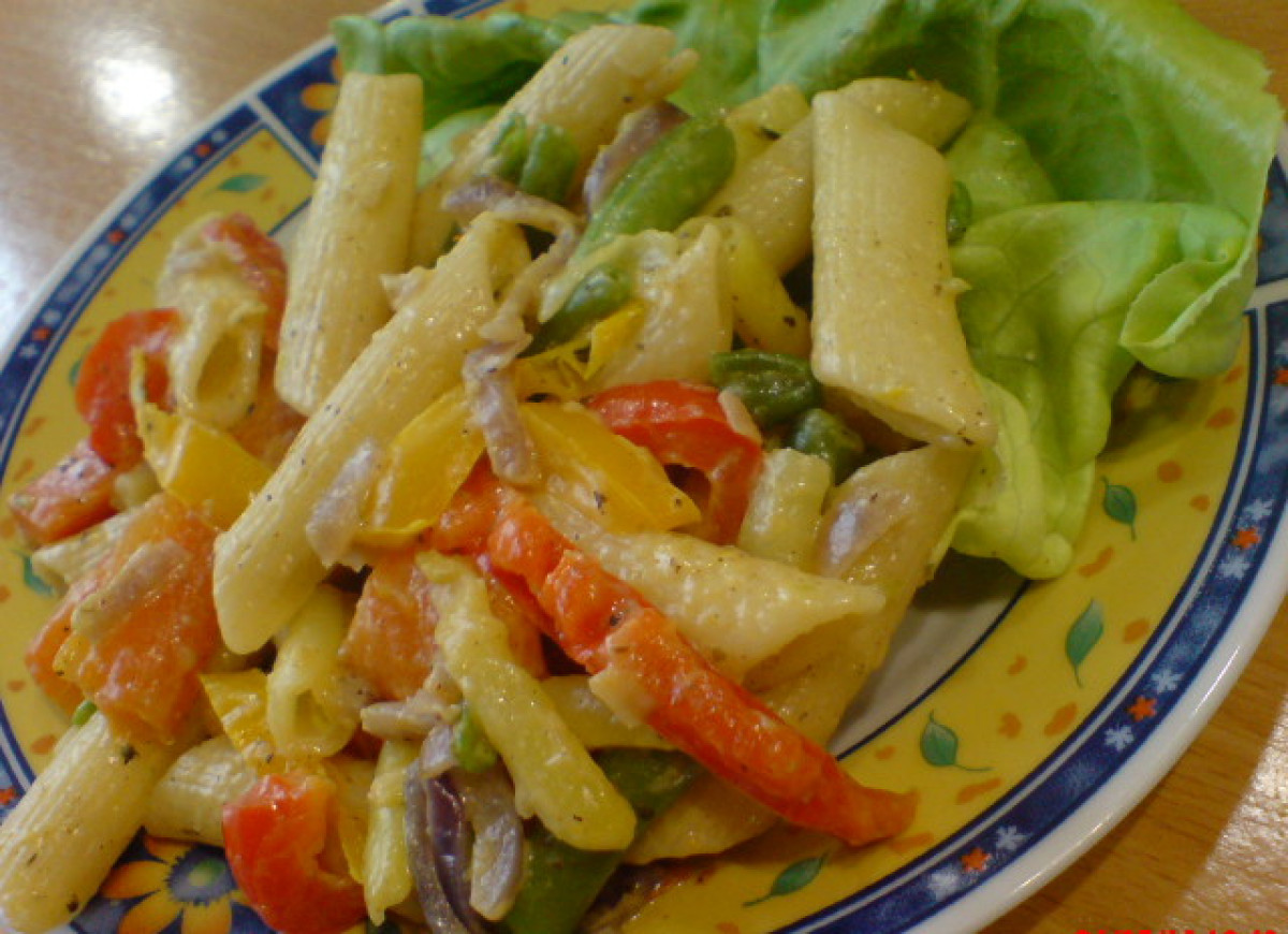 Makaron rurki z warzywami z patelni