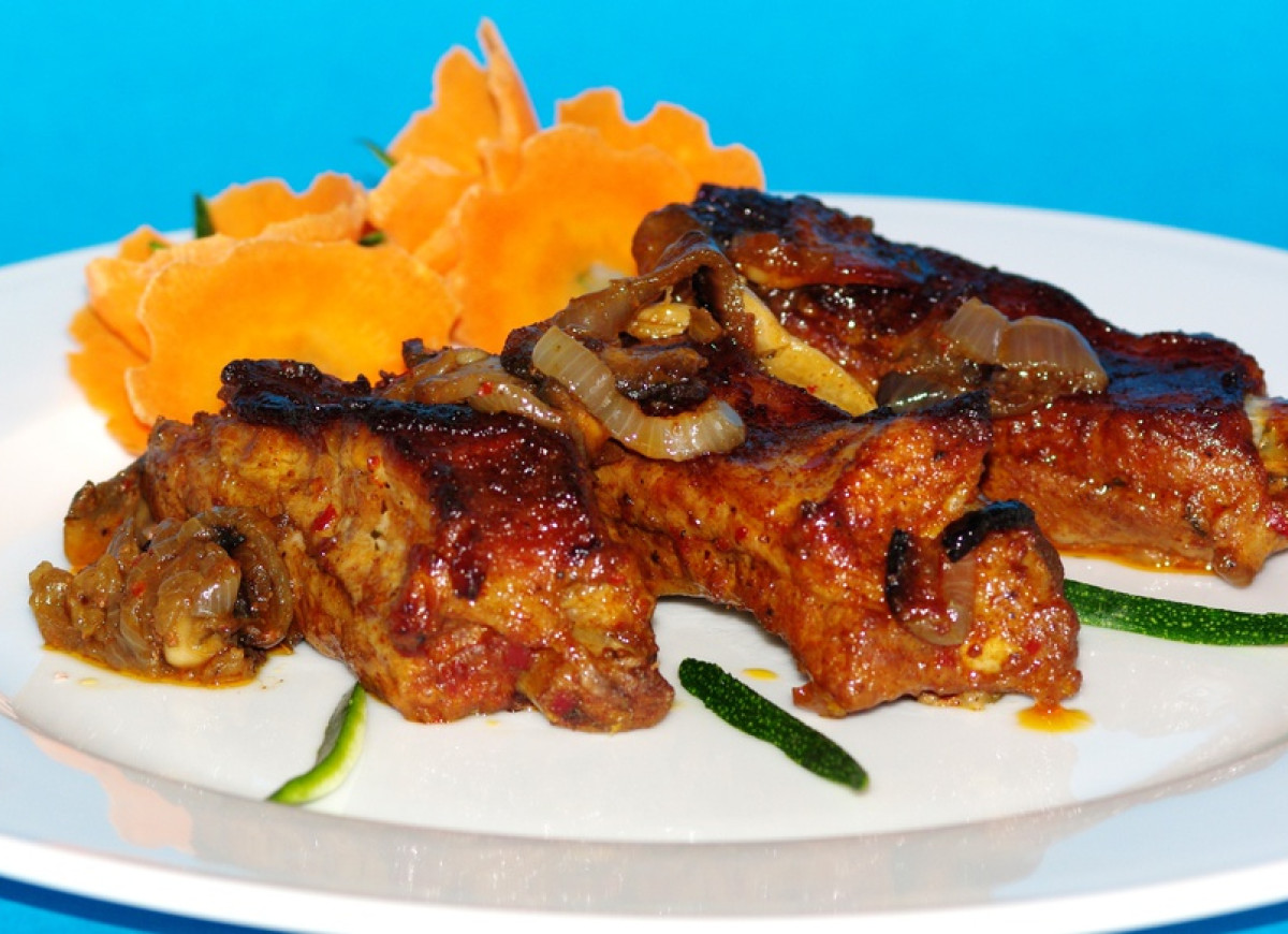 Żeberka z pieczarkami i cebulą