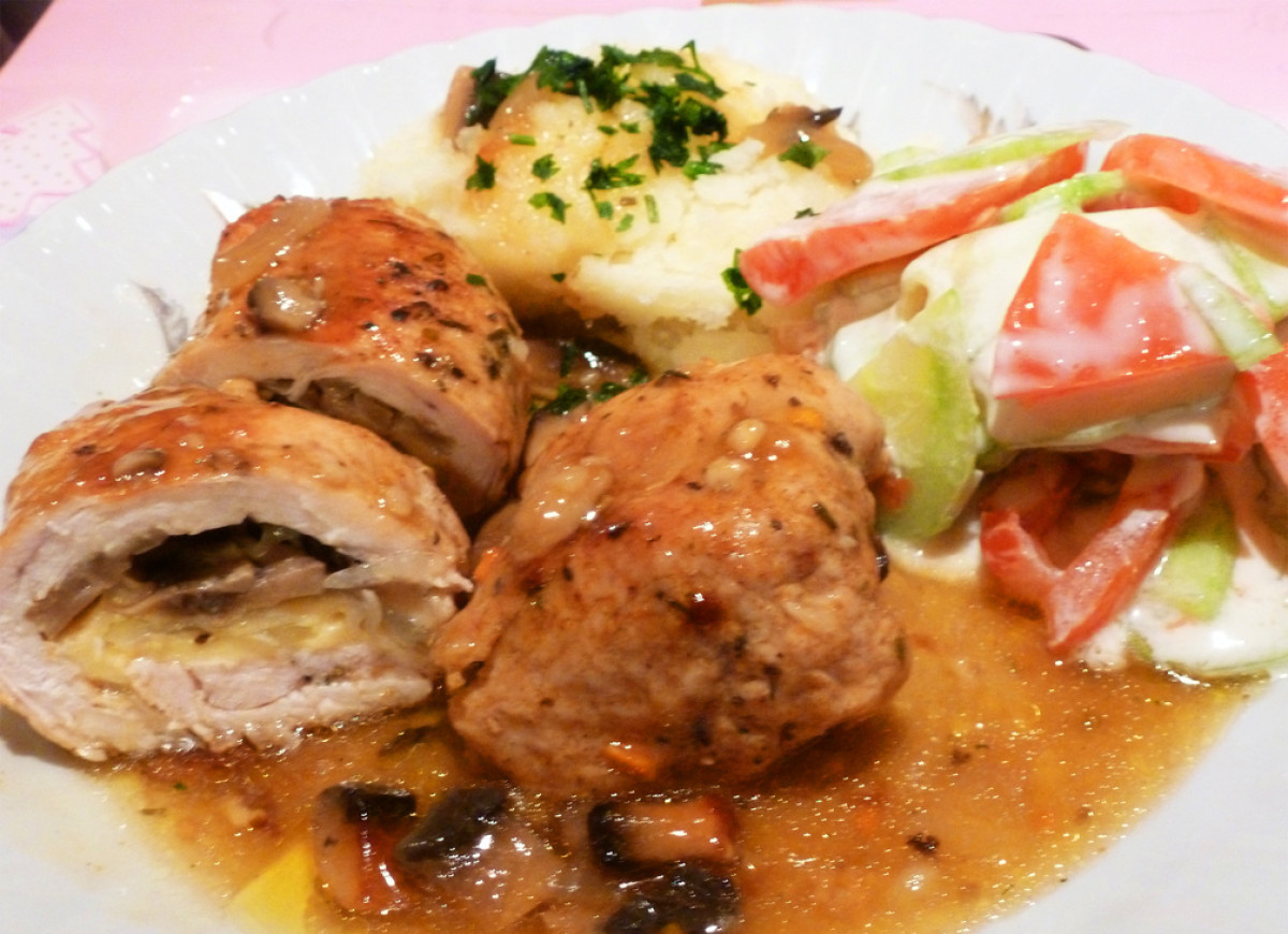 Roladki z indyka w sosie z pieczarkami i cebulą