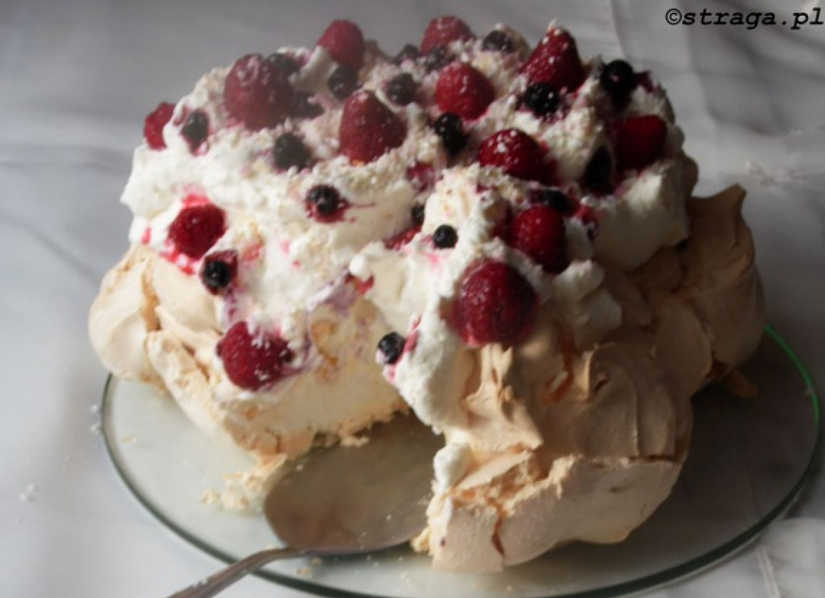 Pavlova z bitą śmietaną i owocami: