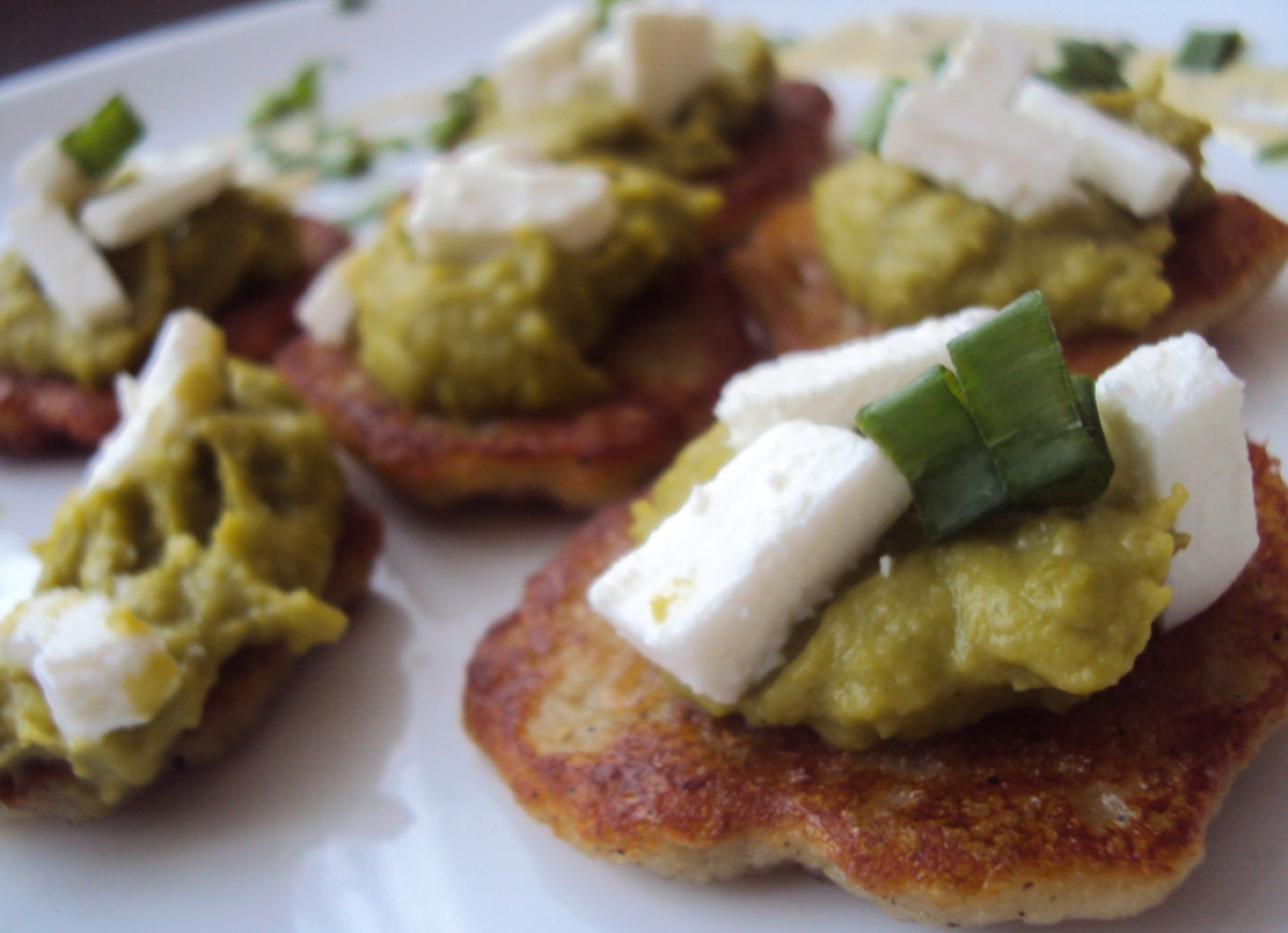 Placuszki z dipem groszkowym, fetą w winnym sosie