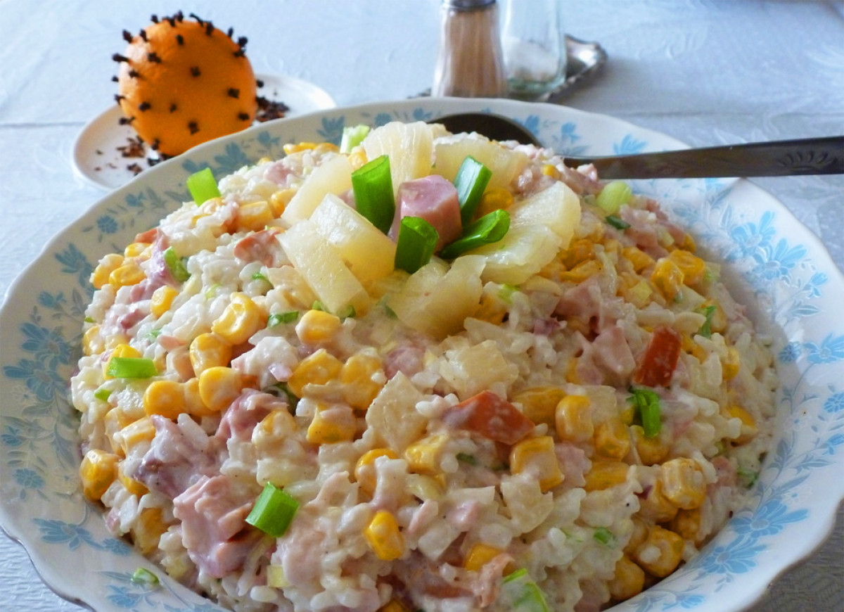 Sałatka z wędzonym kurczakiem i ananasem