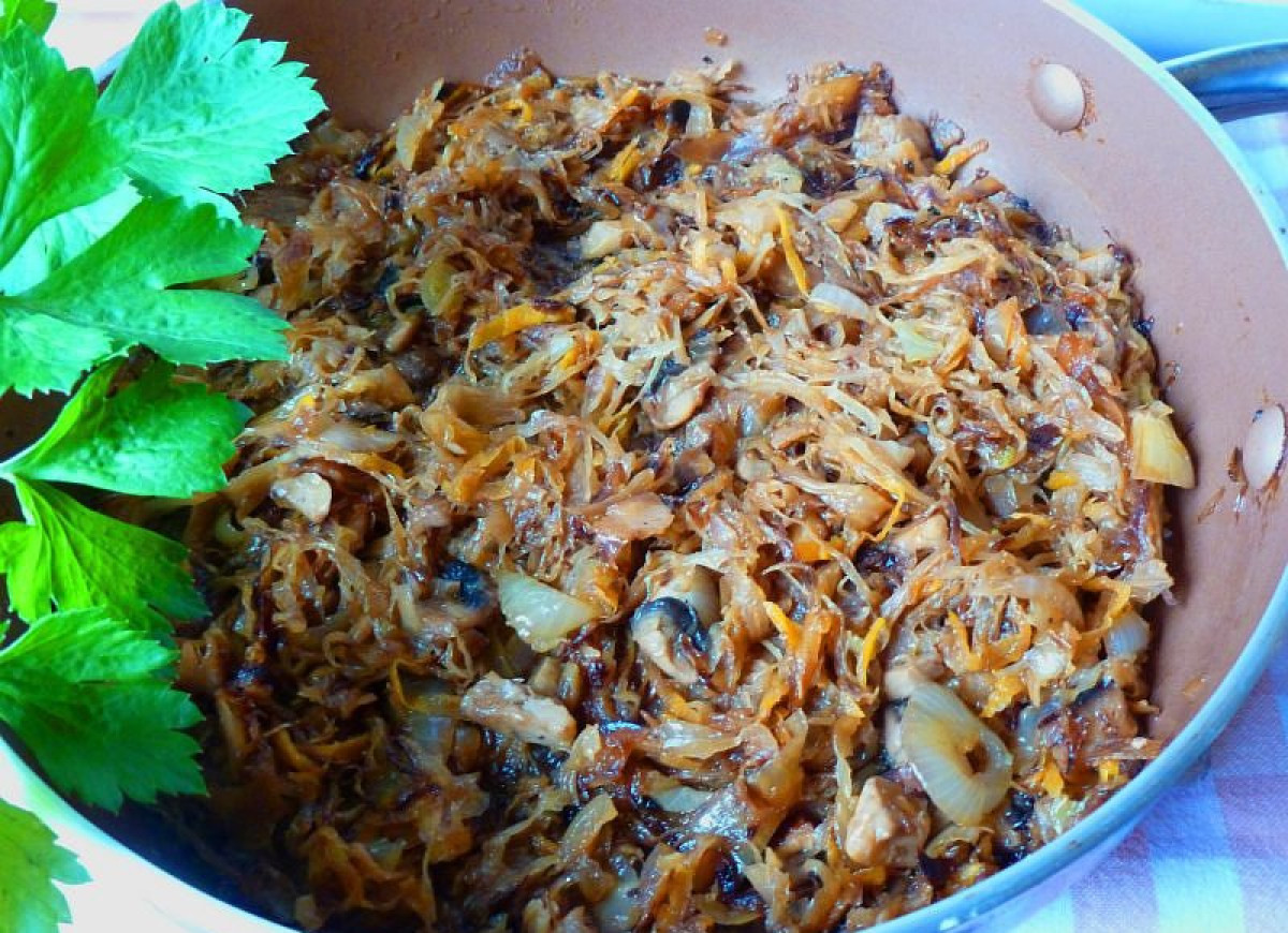 Kapusta kiszona smażona z pieczarkami i cebulą do obiadu