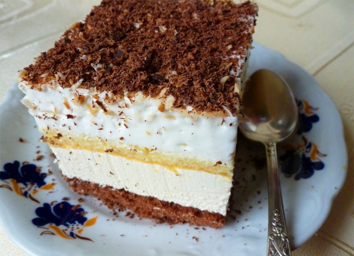 Ciasto ajerkoniakowe z bitą śmietaną kawą i czekoladą