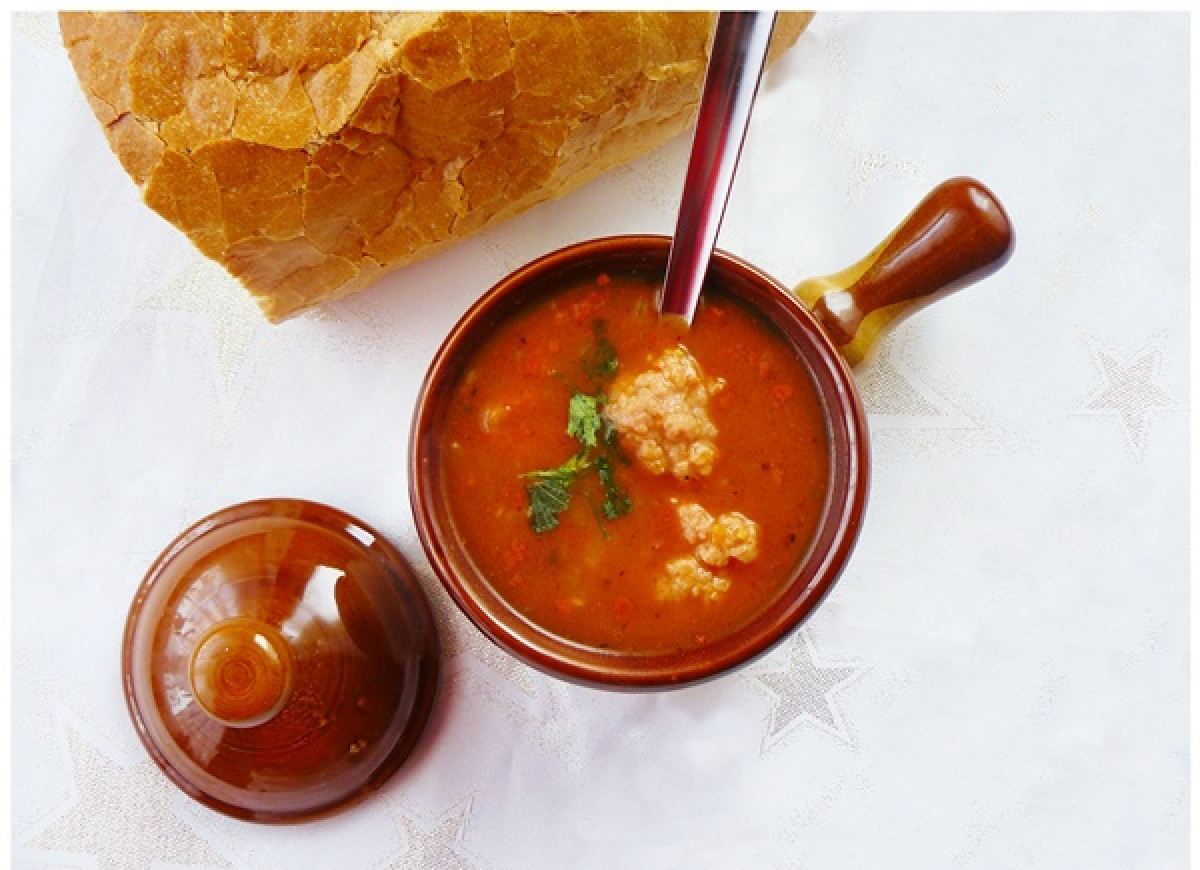 Rozgrzewająca zupa gulaszowa z pulpecikami