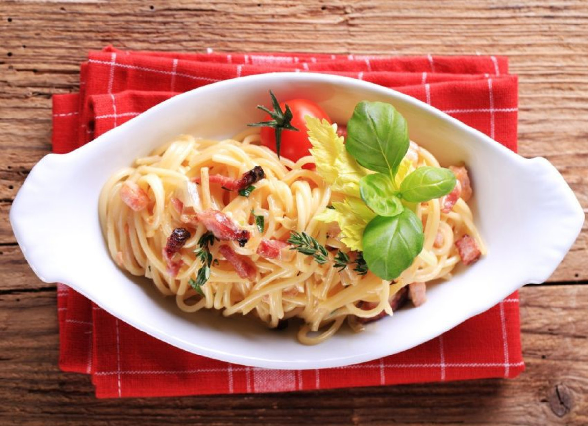 Spaghetti a la carbonara z serkiem topionym