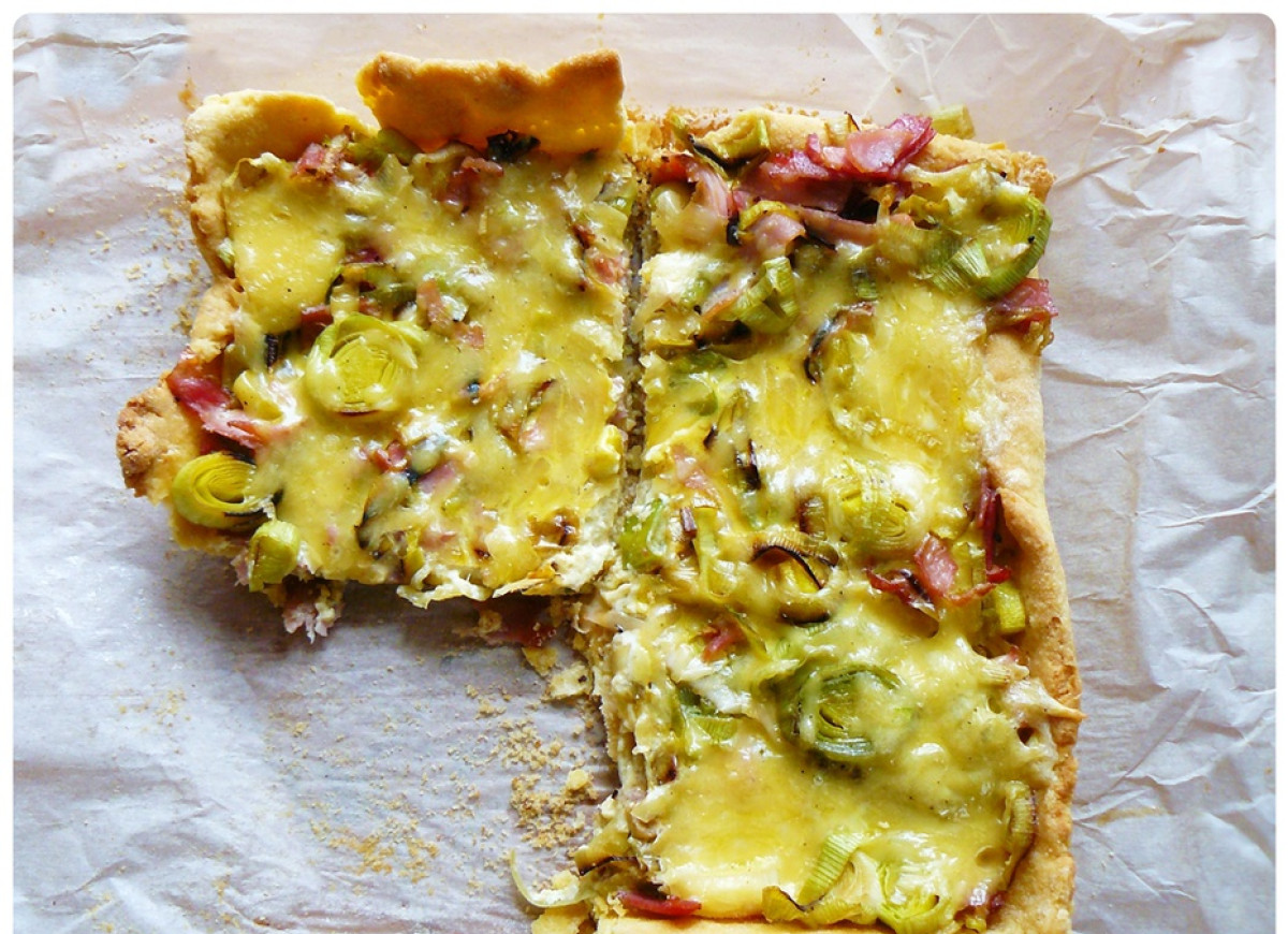 " Tarta porowa w serowo - śmietanowym sosie "