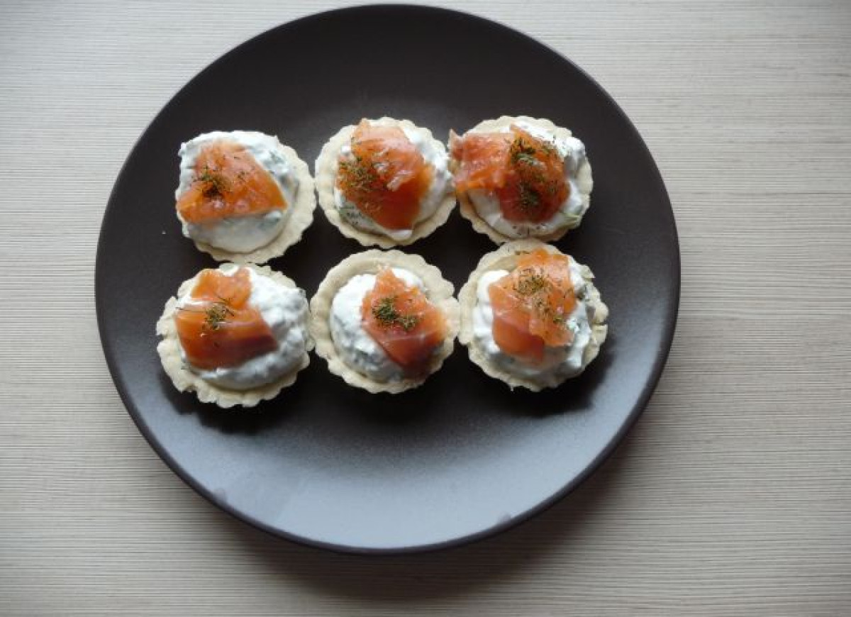 Babeczki z chrzanowym twarożkiem i wędzonym łososiem