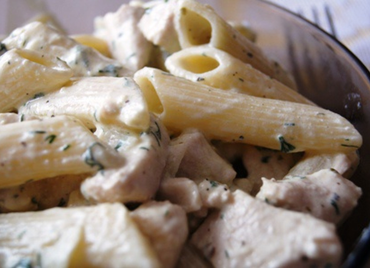 Makaron w sosie serowym z boczkiem