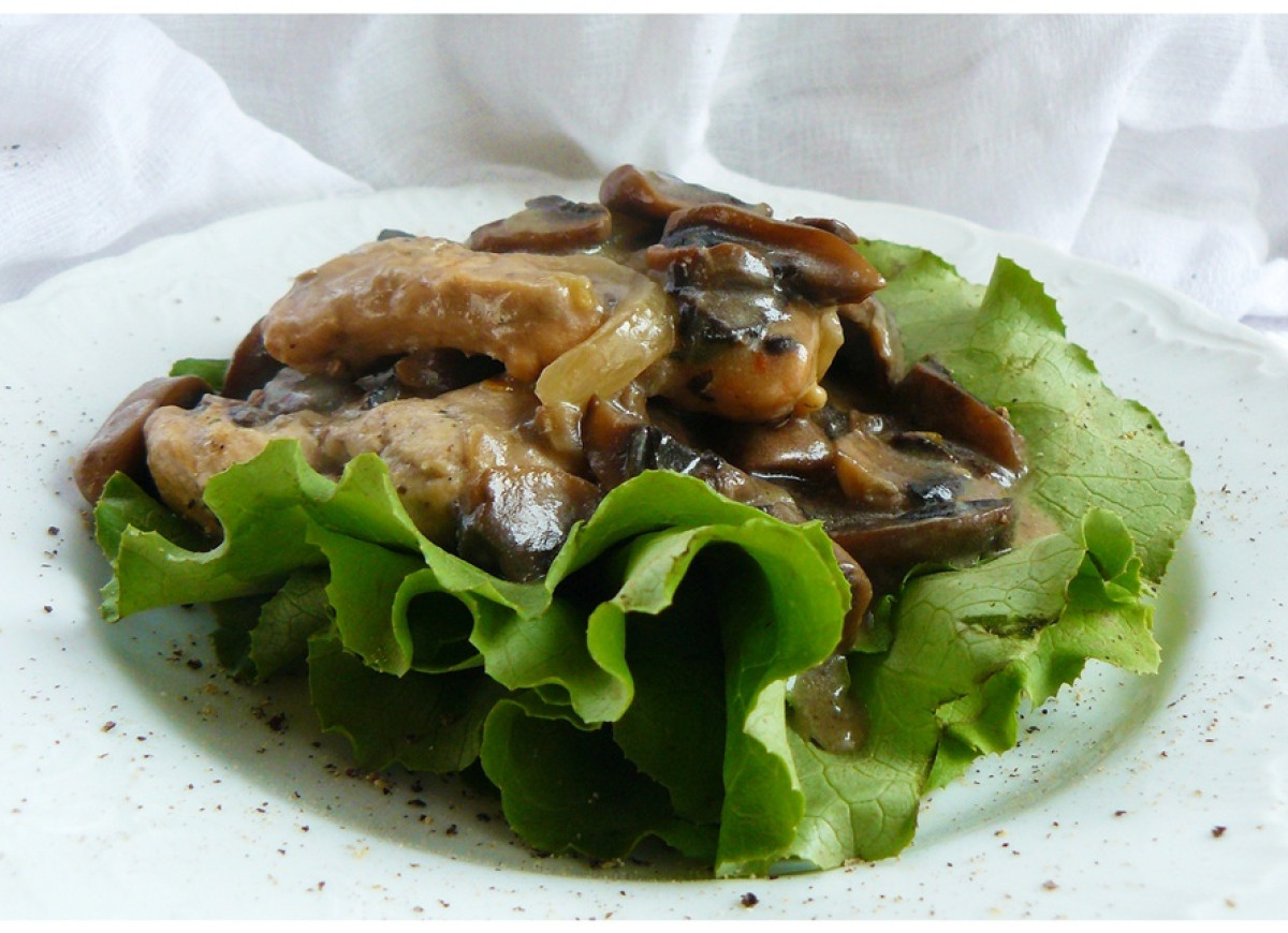 " Indyk w sosie z leśnych grzybów z kolorowym pieprzem "