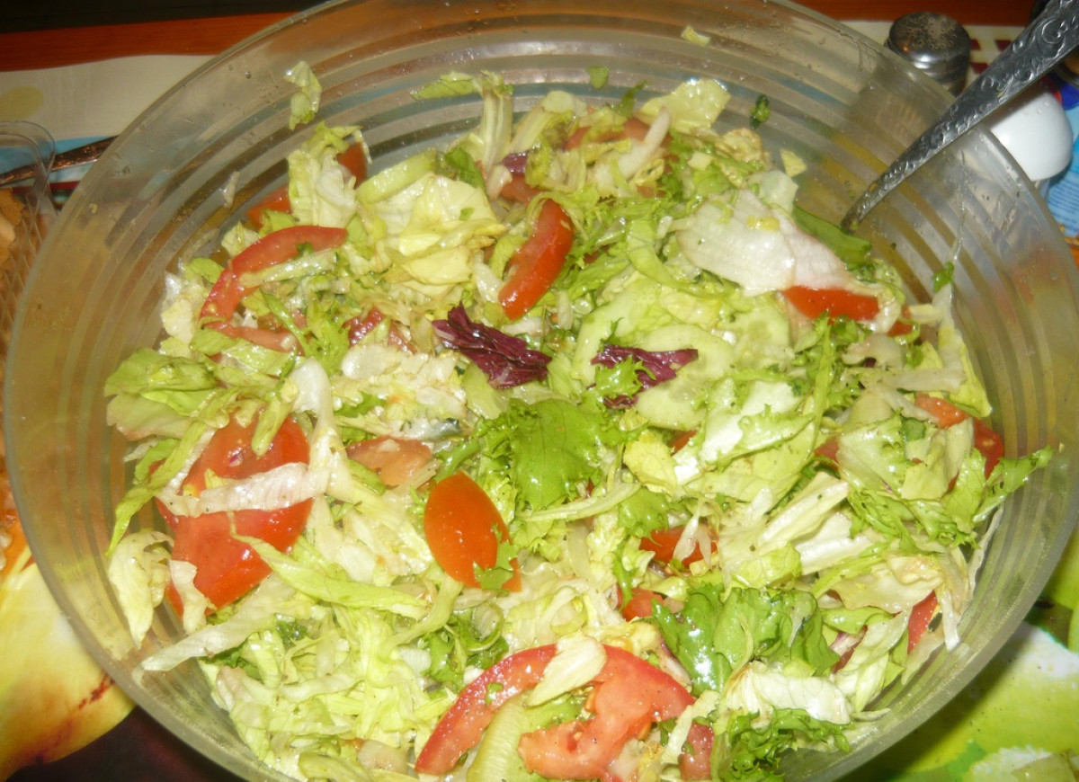 Lekka sałatka z sosem winegret