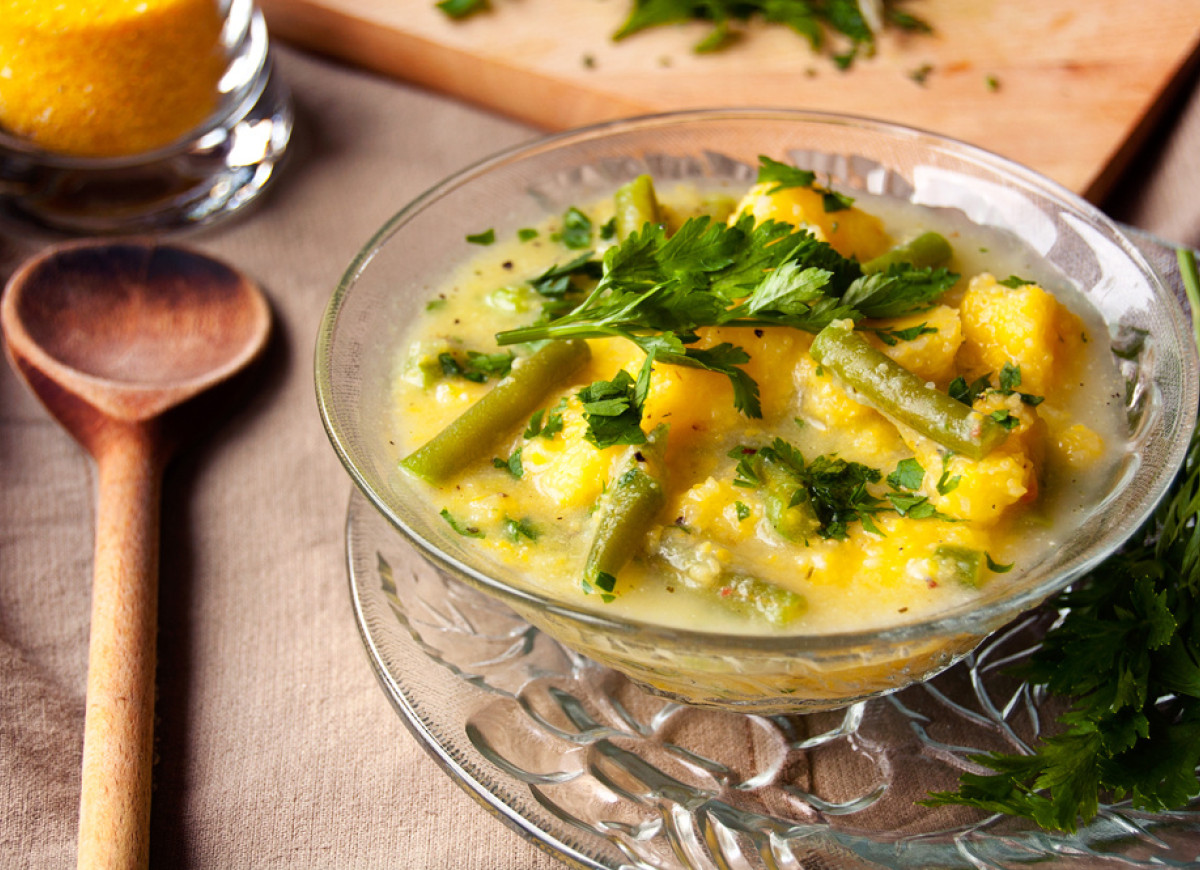 Zupa cukiniowa z zieloną fasolką i kaszą kukurydzianą