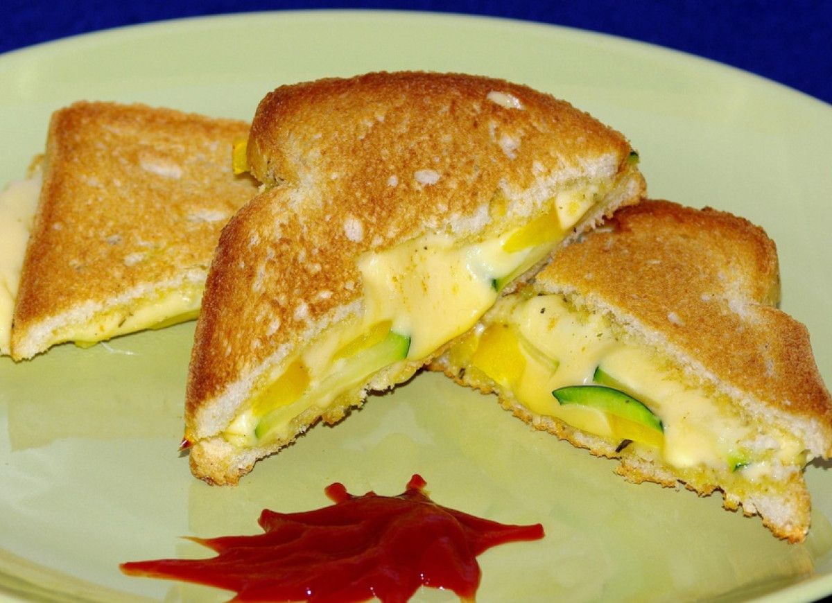 Tosty z warzywami i serem