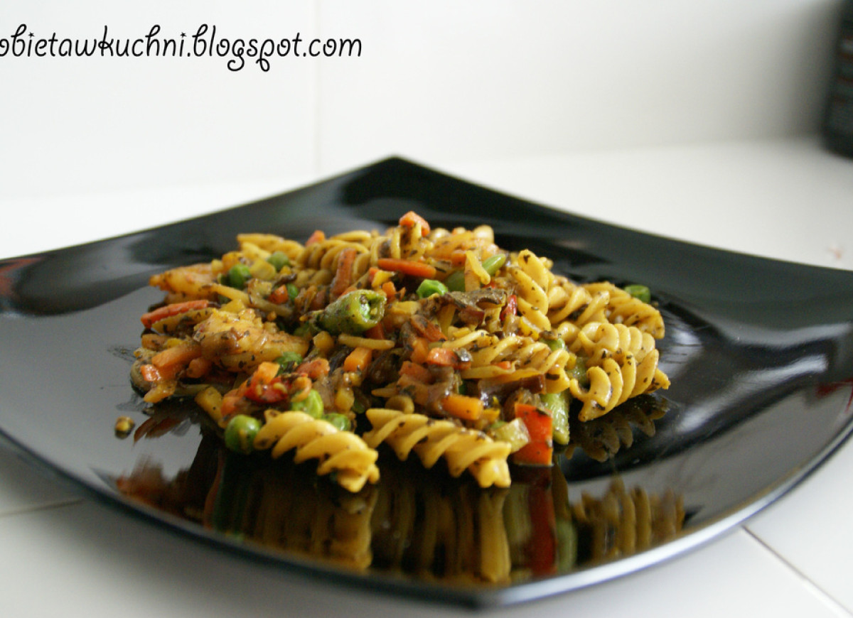 Makaron z krewetkami i warzywami - orientalny smak