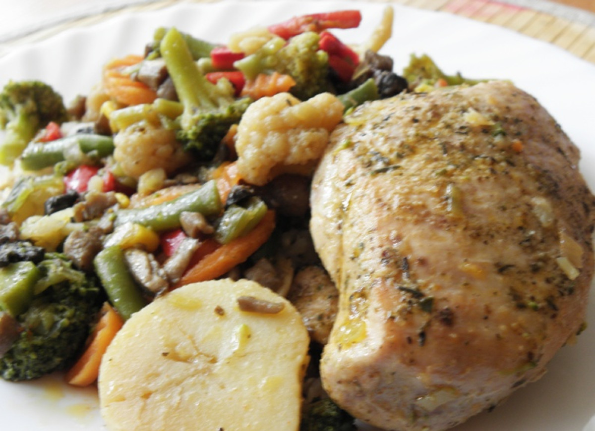 Filet z kurczaka z warzywami z patelni.