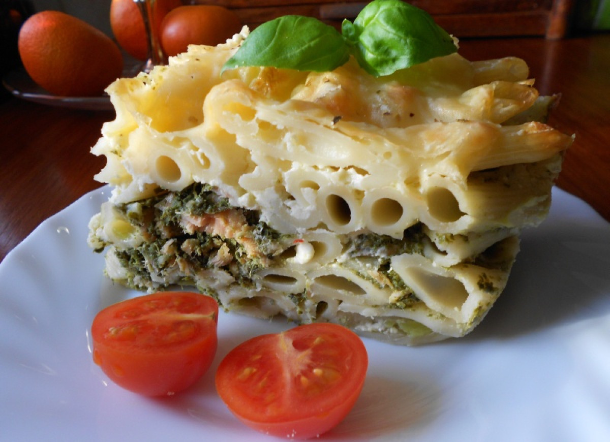 Zapiekanka makaronowa z łososiem i szpinakiem
