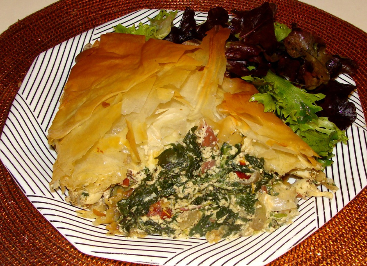 Zapiekanka w cieście filo z suszonymi pomidorami, wędzoną szynką i serem ricotta