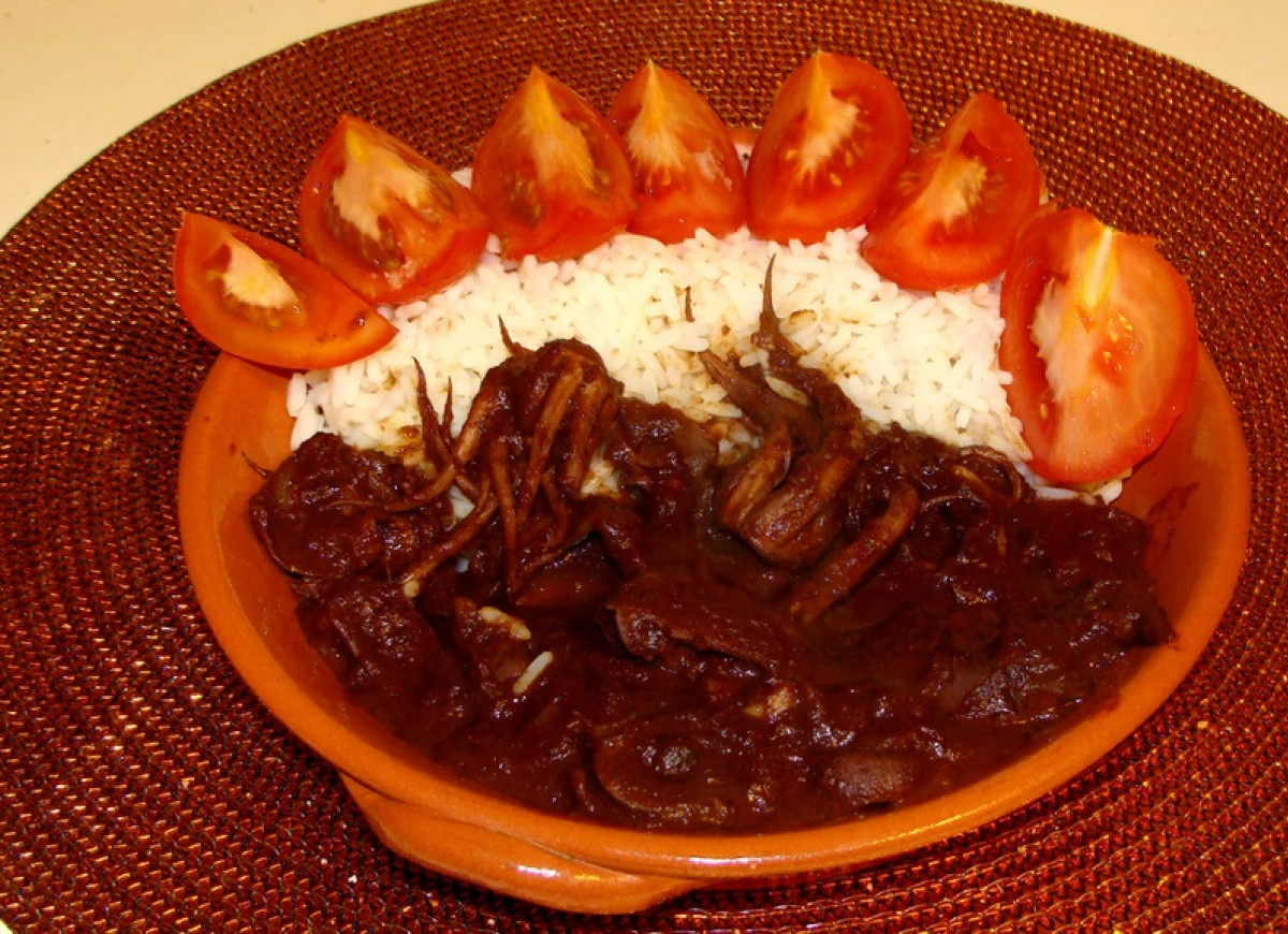 Kałamarnica duszona w czerwonym winie i pomidorach