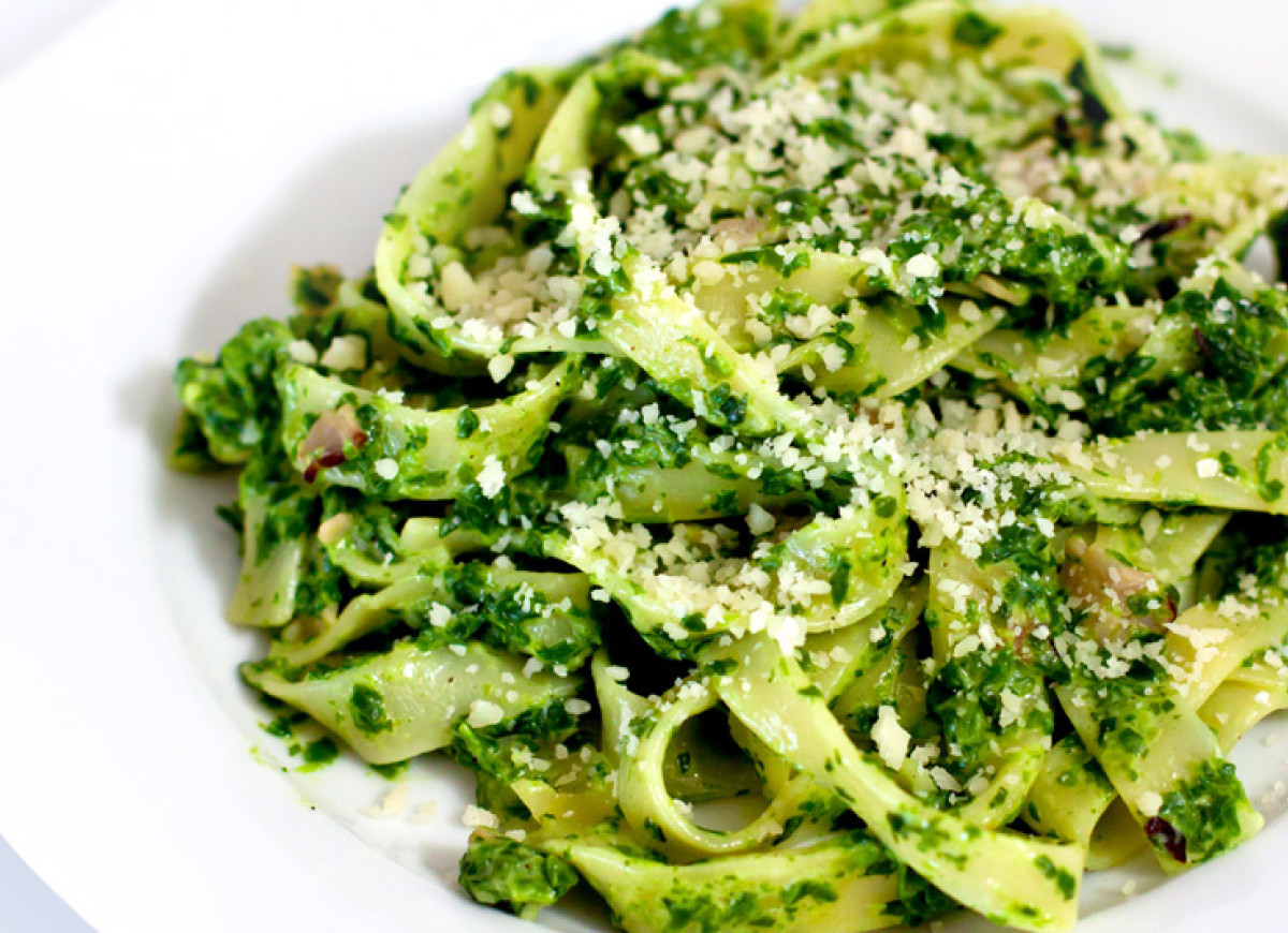 Makaron z szynką i szpinakiem