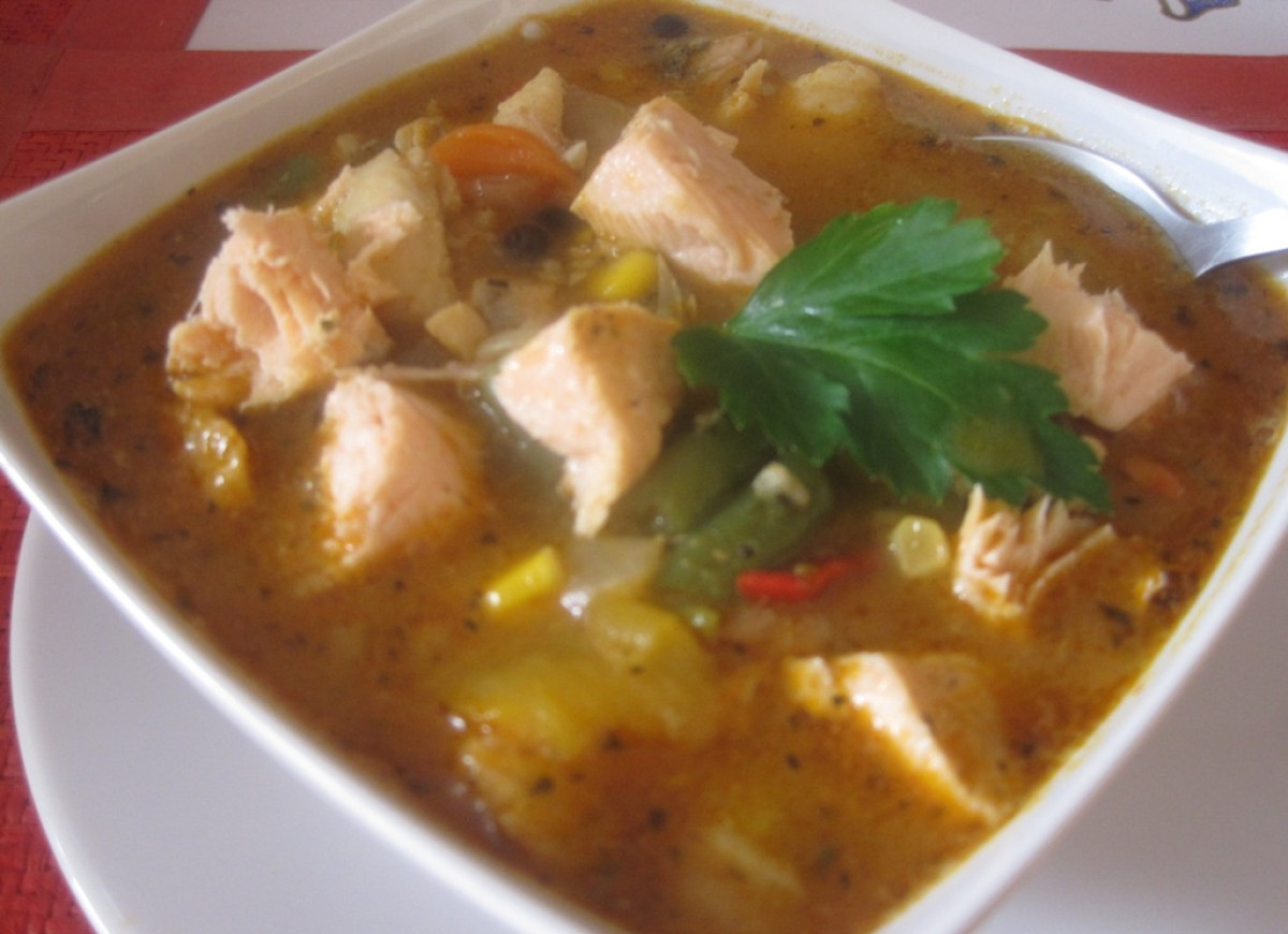 Pikantna zupa rybna z ryb mieszanych i warzyw